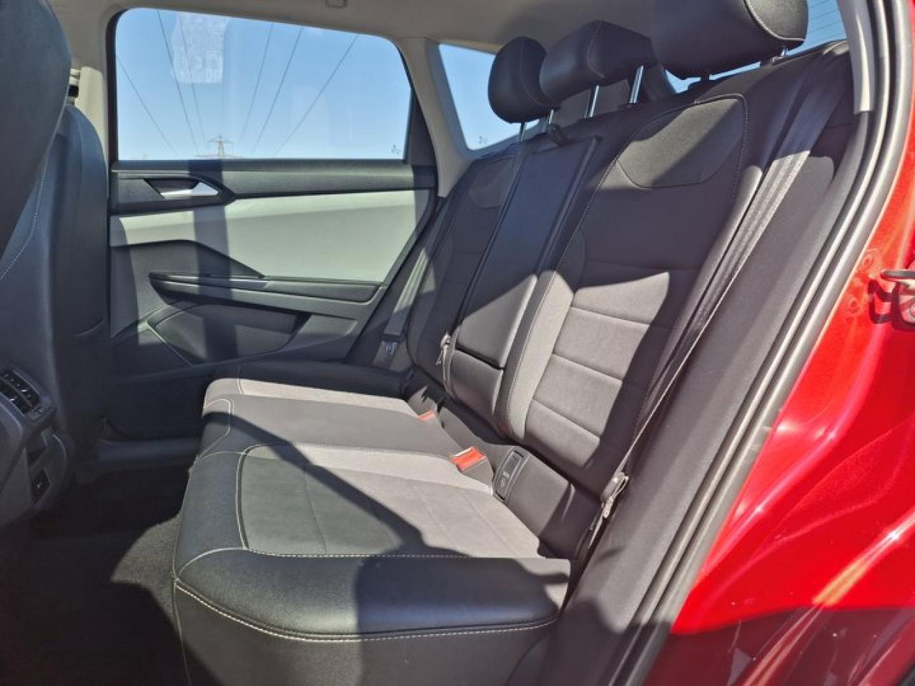 2022 Volkswagen Taos Comfortline | Split Leather | Pano Roof | Heated Seats | Digital Dash | Wireless Carplay | and More! Photo