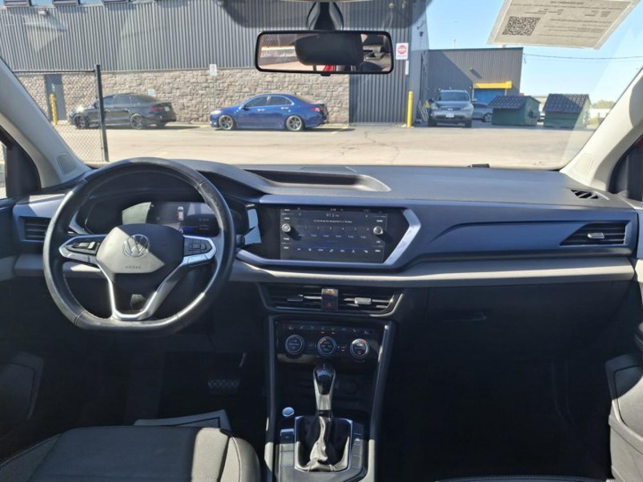 2022 Volkswagen Taos Comfortline | Split Leather | Pano Roof | Heated Seats | Digital Dash | Wireless Carplay | and More! Photo