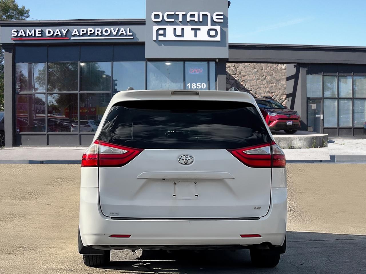 2015 Toyota Sienna LE FWD 7-Passenger V6 - Photo #5