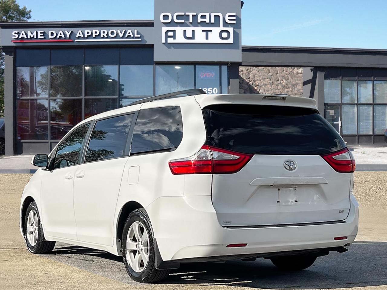 2015 Toyota Sienna LE FWD 7-Passenger V6 - Photo #4