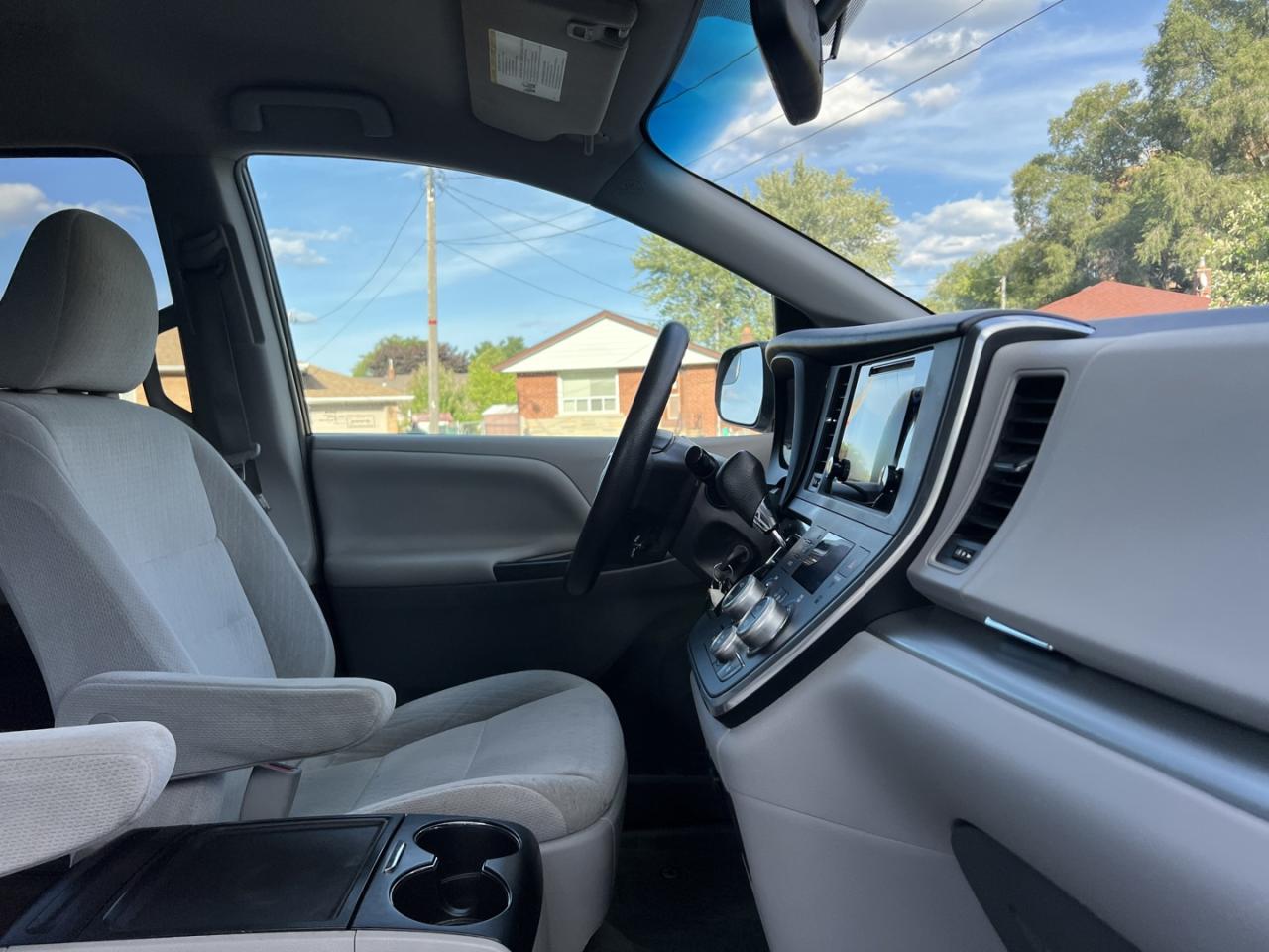 2015 Toyota Sienna LE FWD 7-Passenger V6 - Photo #10