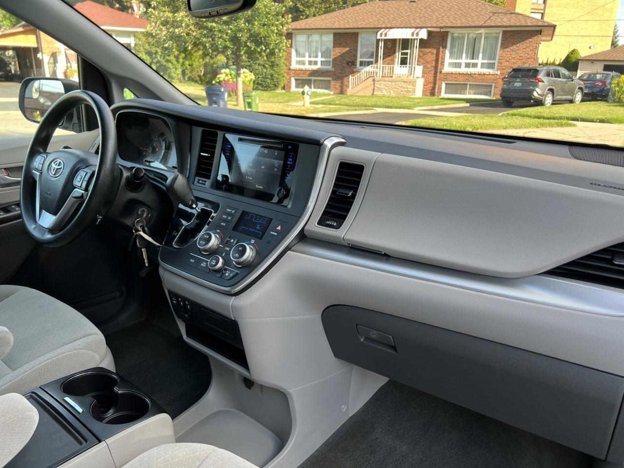2015 Toyota Sienna LE FWD 7-Passenger V6 - Photo #11