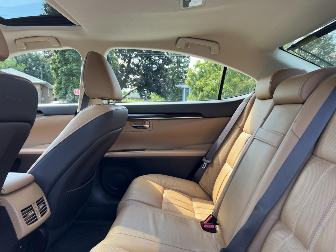2016 Lexus ES 300 h Sedan - Photo #12
