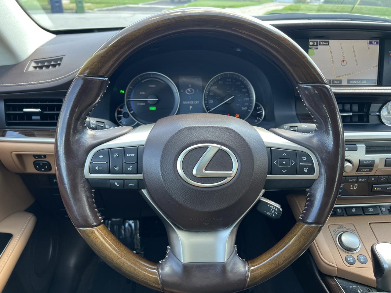 2016 Lexus ES 300 h Sedan - Photo #15