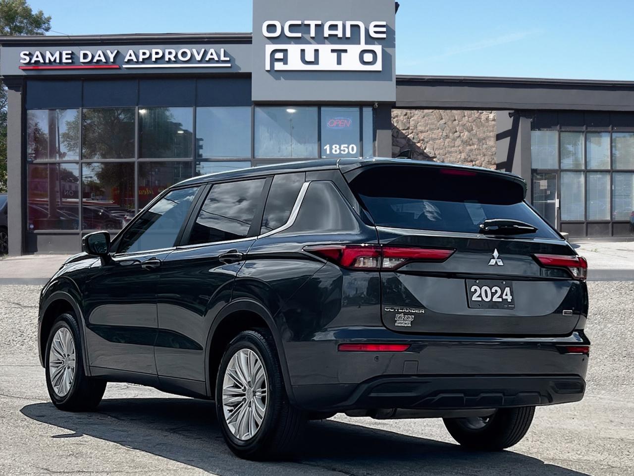 2024 Mitsubishi Outlander ES AWD Photo3