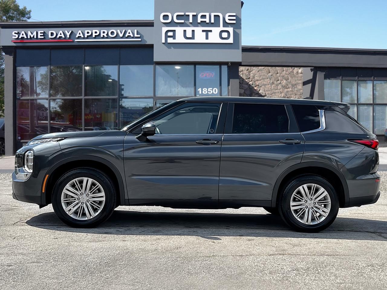 2024 Mitsubishi Outlander ES AWD Photo2