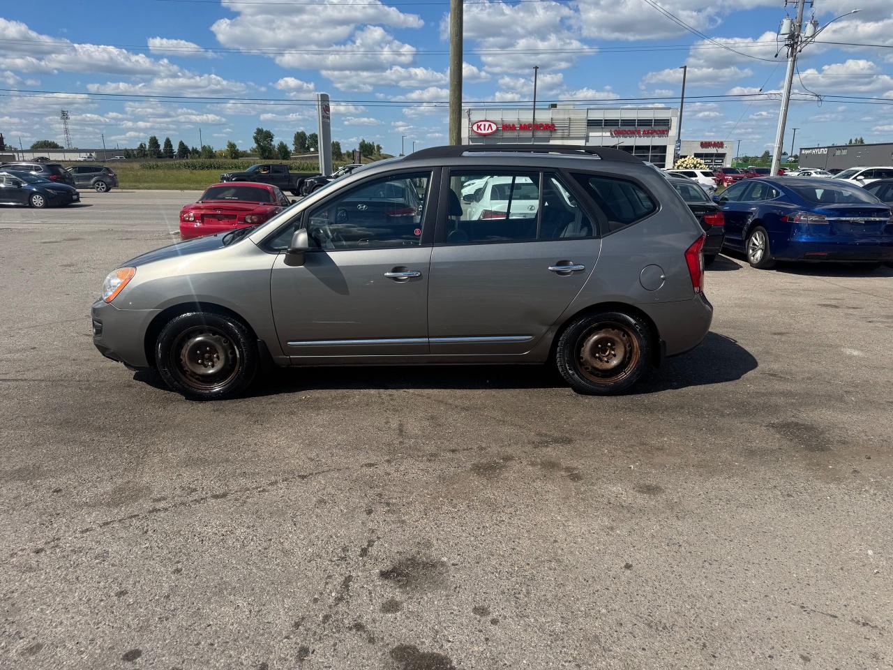 2010 Kia Rondo EX, HATCH, ONLY 31,000KMS, AUTO, 4CYL, CERTIFIED - Photo #2