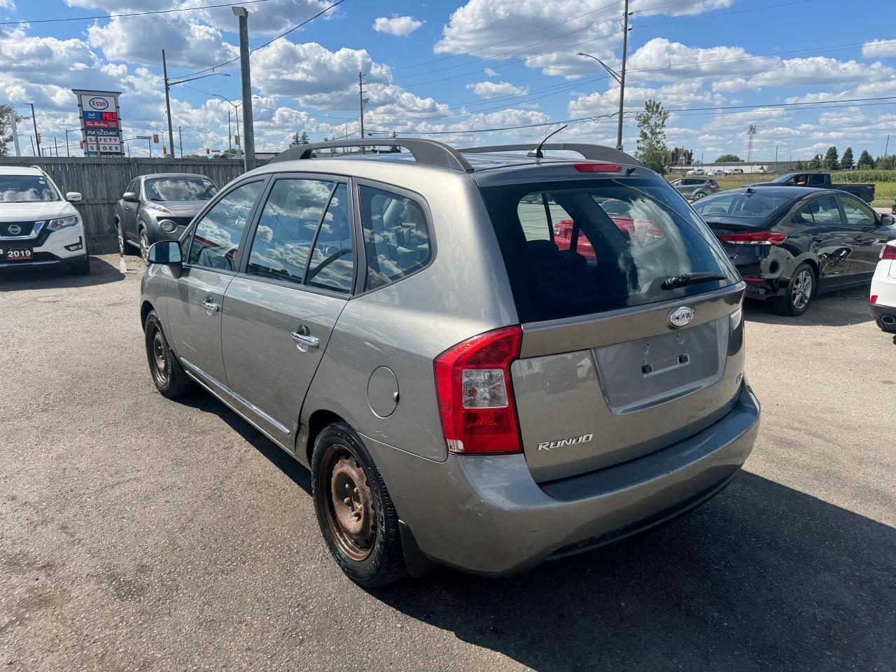2010 Kia Rondo EX, HATCH, ONLY 31,000KMS, AUTO, 4CYL, CERTIFIED - Photo #3