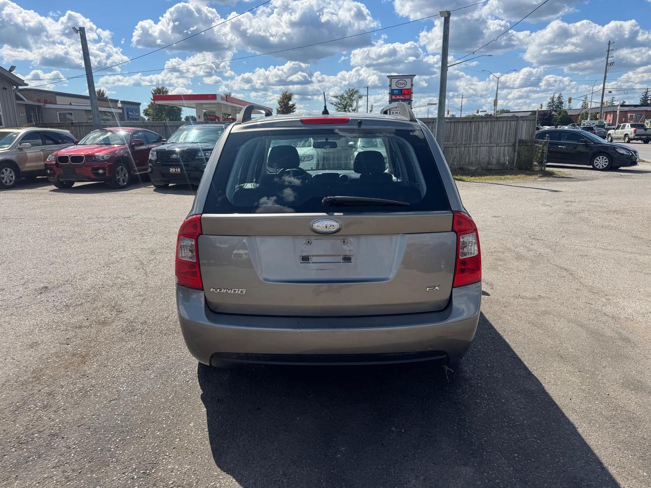 2010 Kia Rondo EX, HATCH, ONLY 31,000KMS, AUTO, 4CYL, CERTIFIED - Photo #4