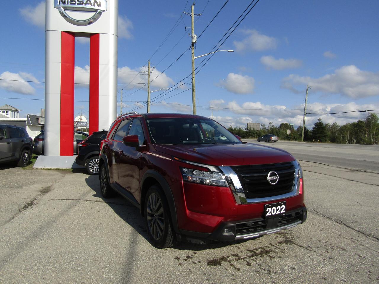 2022 Nissan Pathfinder SL Photo2
