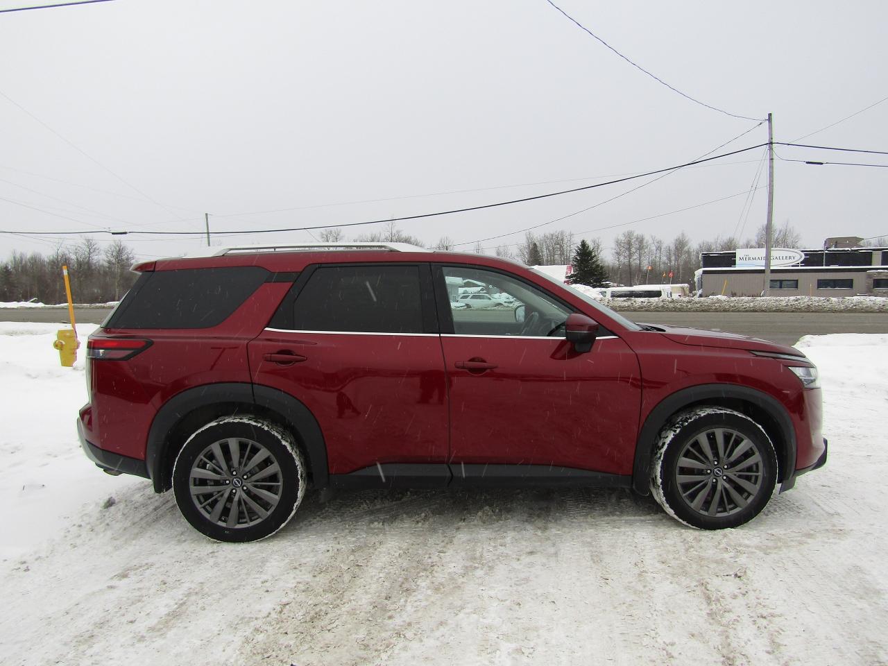 2022 Nissan Pathfinder SL Photo3