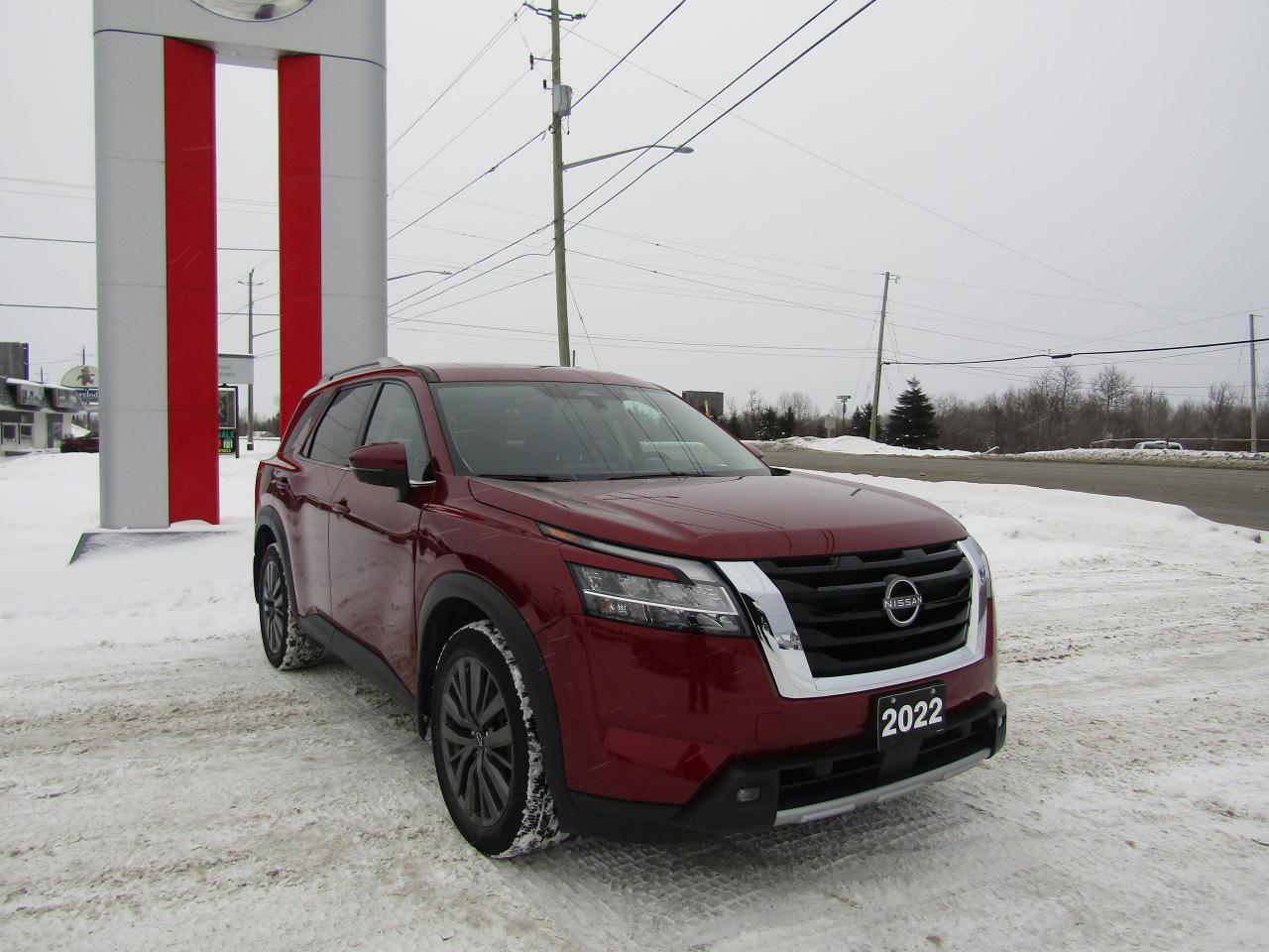 2022 Nissan Pathfinder SL Photo2