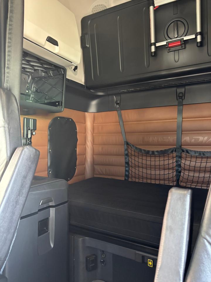 2024 Freightliner CASCADIA  - Photo #11