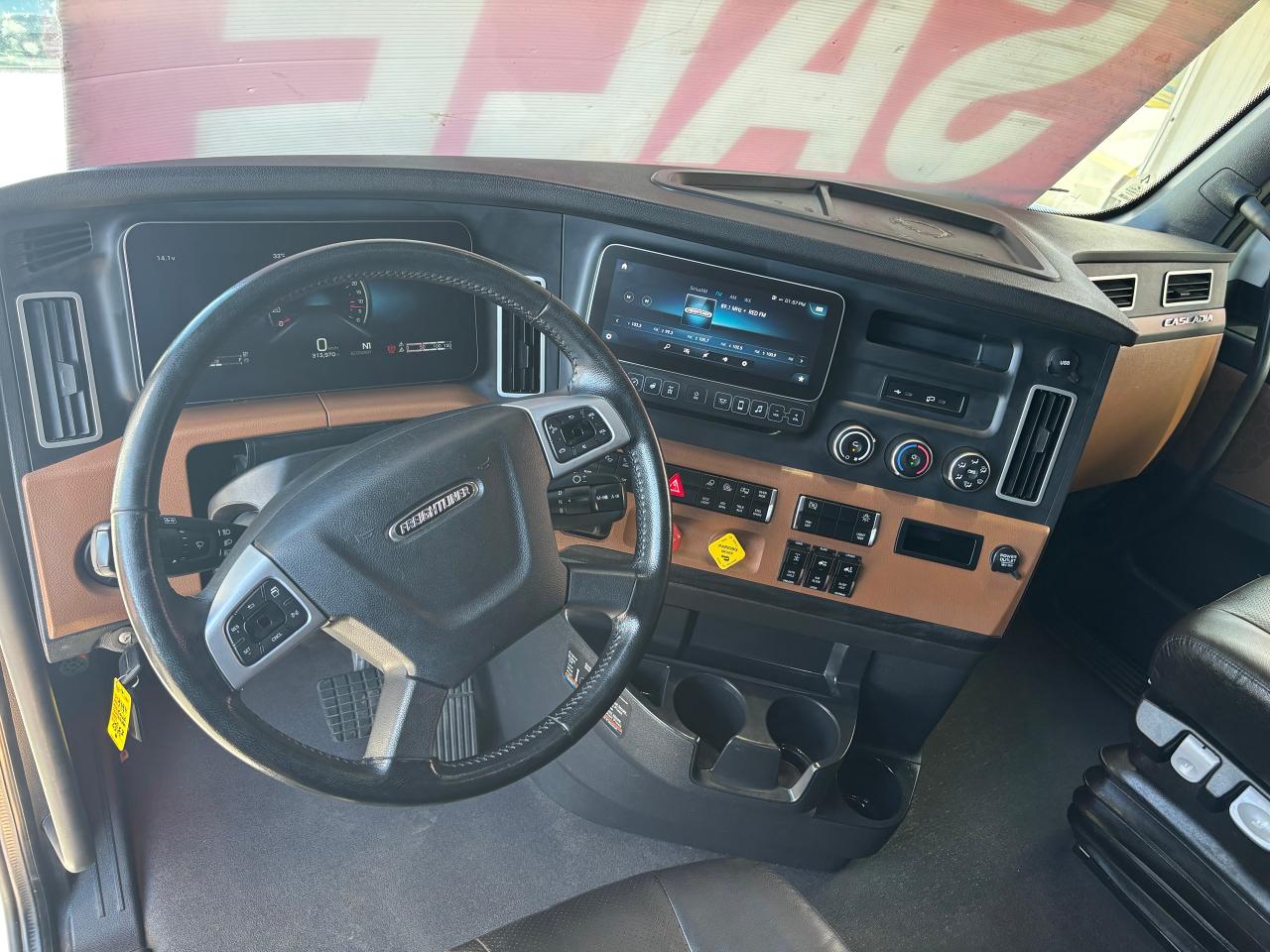 2024 Freightliner CASCADIA  - Photo #8