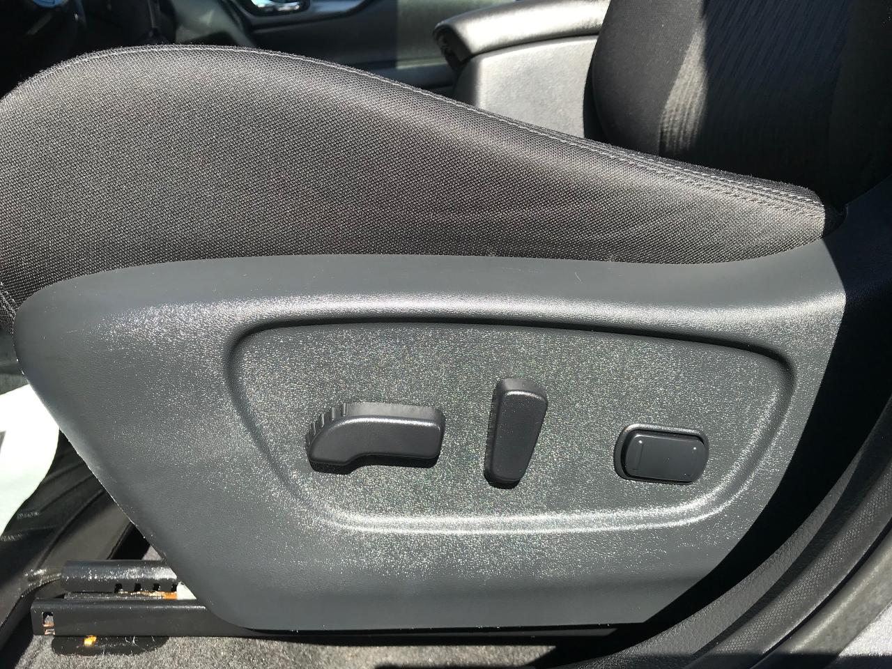 2020 Nissan Rogue SV Photo3