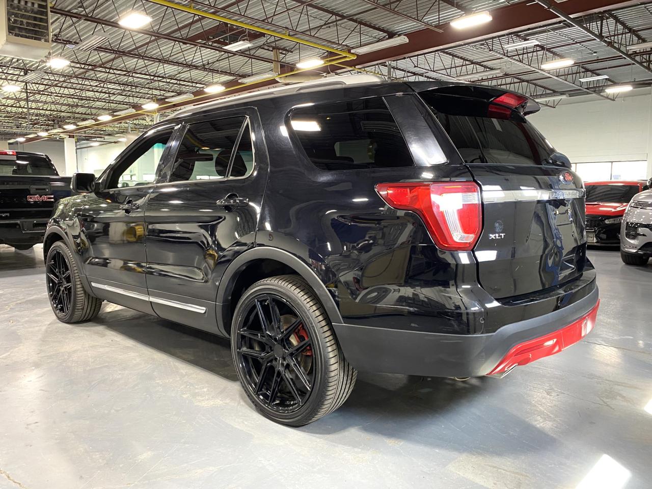 2017 Ford Explorer 4WD 4dr XLT Photo2