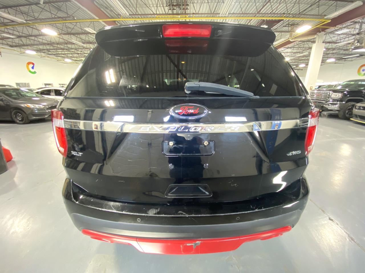 2017 Ford Explorer 4WD 4dr XLT Photo3