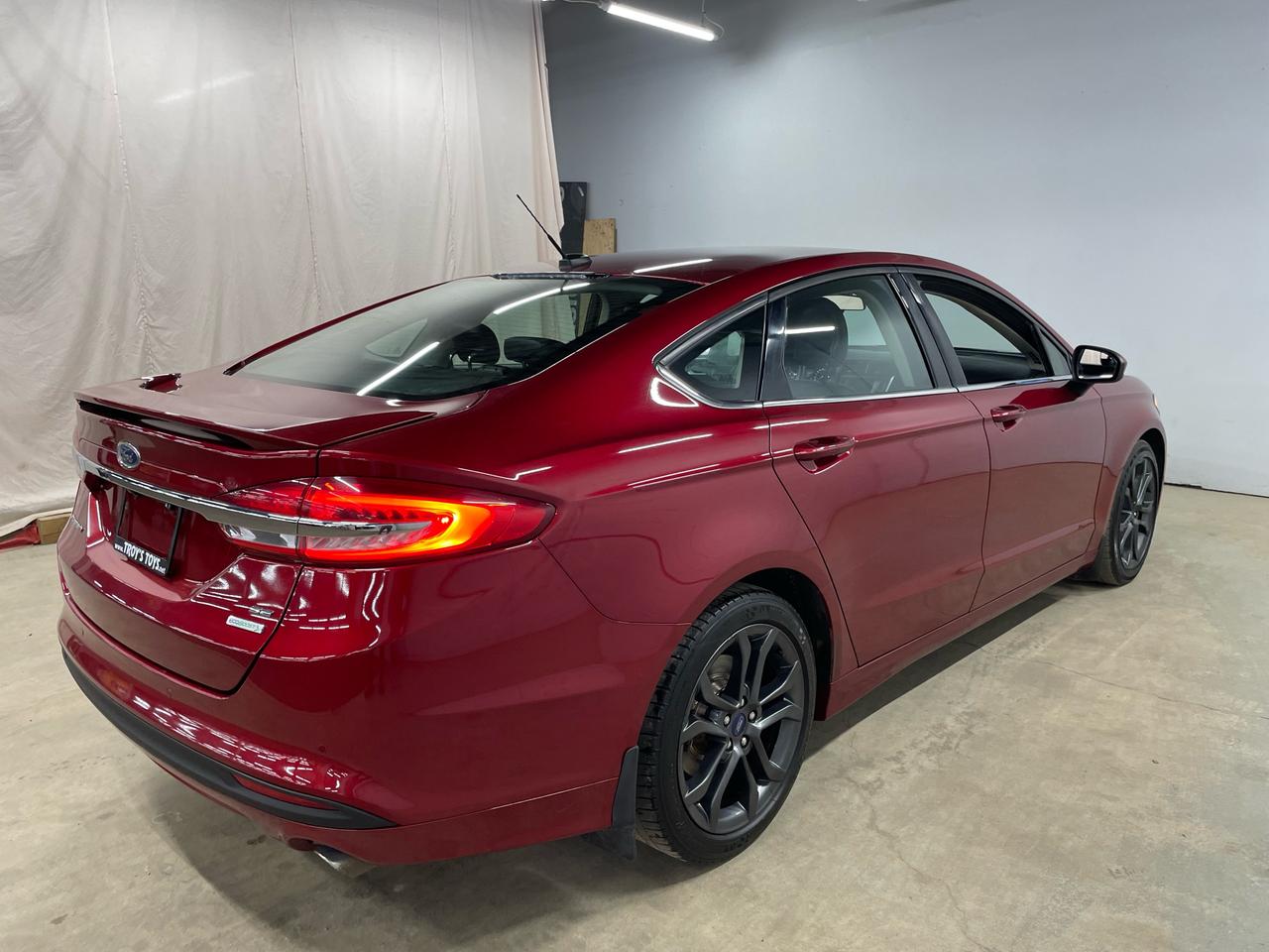 2018 Ford Fusion SE | LEATHER | POWER FRONT SEATS | HEATED SEATS Photo