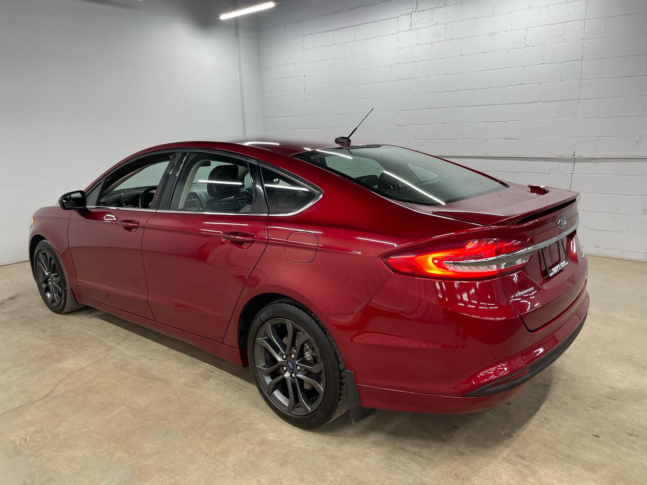 2018 Ford Fusion SE | LEATHER | POWER FRONT SEATS | HEATED SEATS Photo