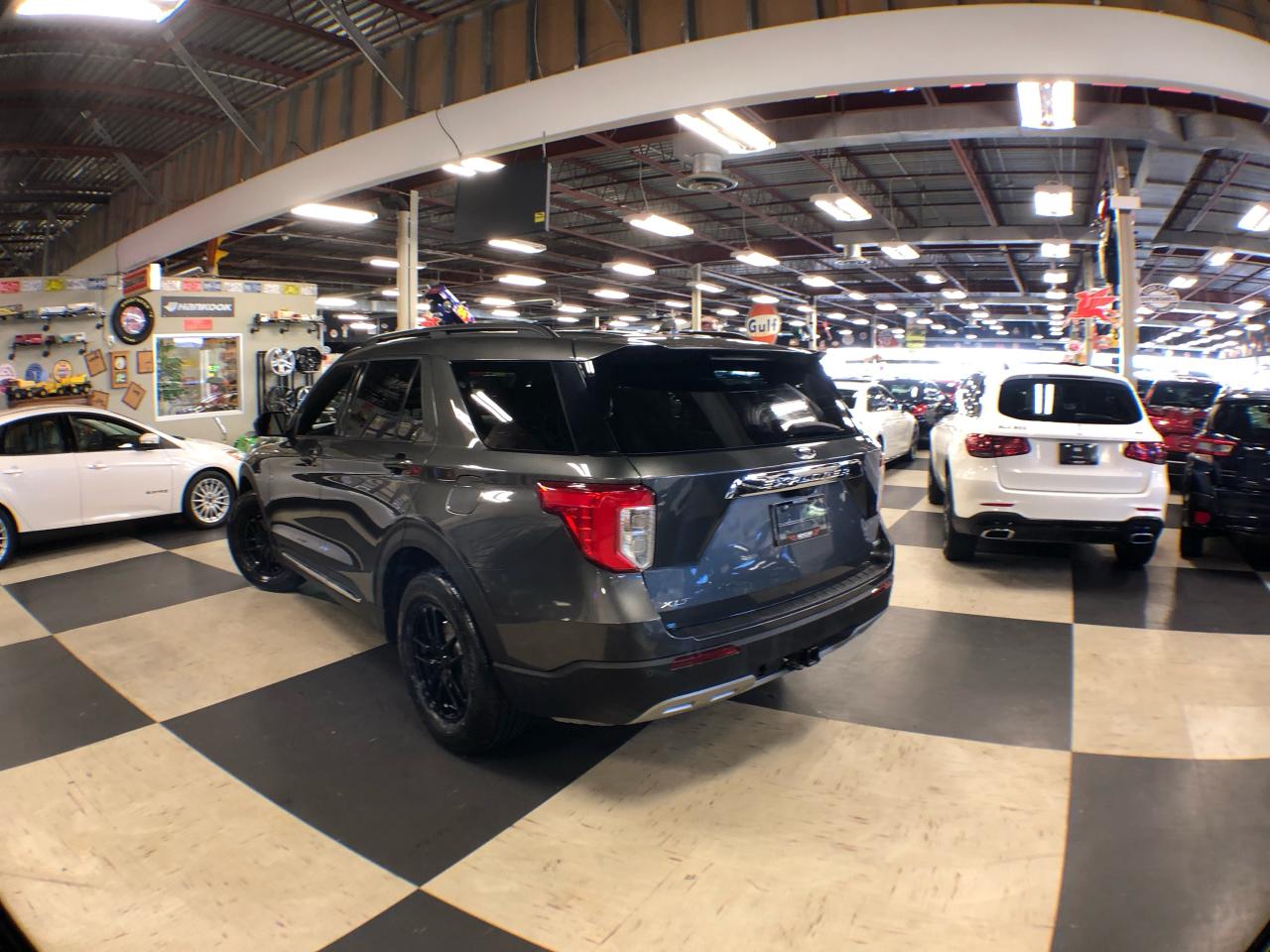 2020 Ford Explorer XLT 4WD 7 PASS  LEATHER PAN/ROOF NAV B/SPOT CAMERA Photo4