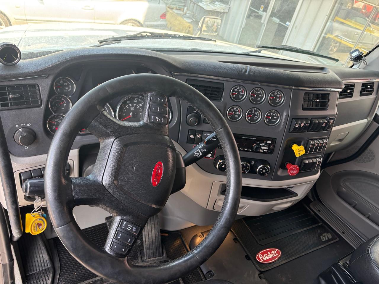 2021 PETERBILT CONVENTIONAL 579 - Photo #8