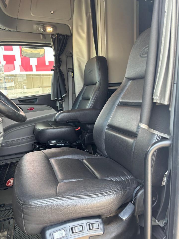 2021 PETERBILT CONVENTIONAL 579 - Photo #9