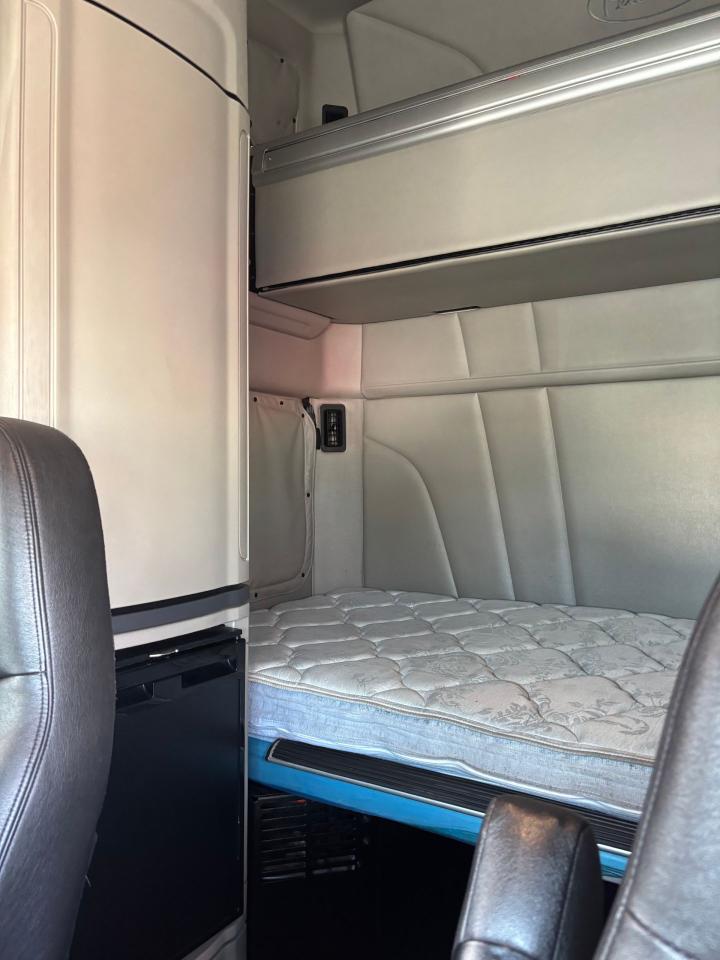 2021 PETERBILT CONVENTIONAL 579 - Photo #10