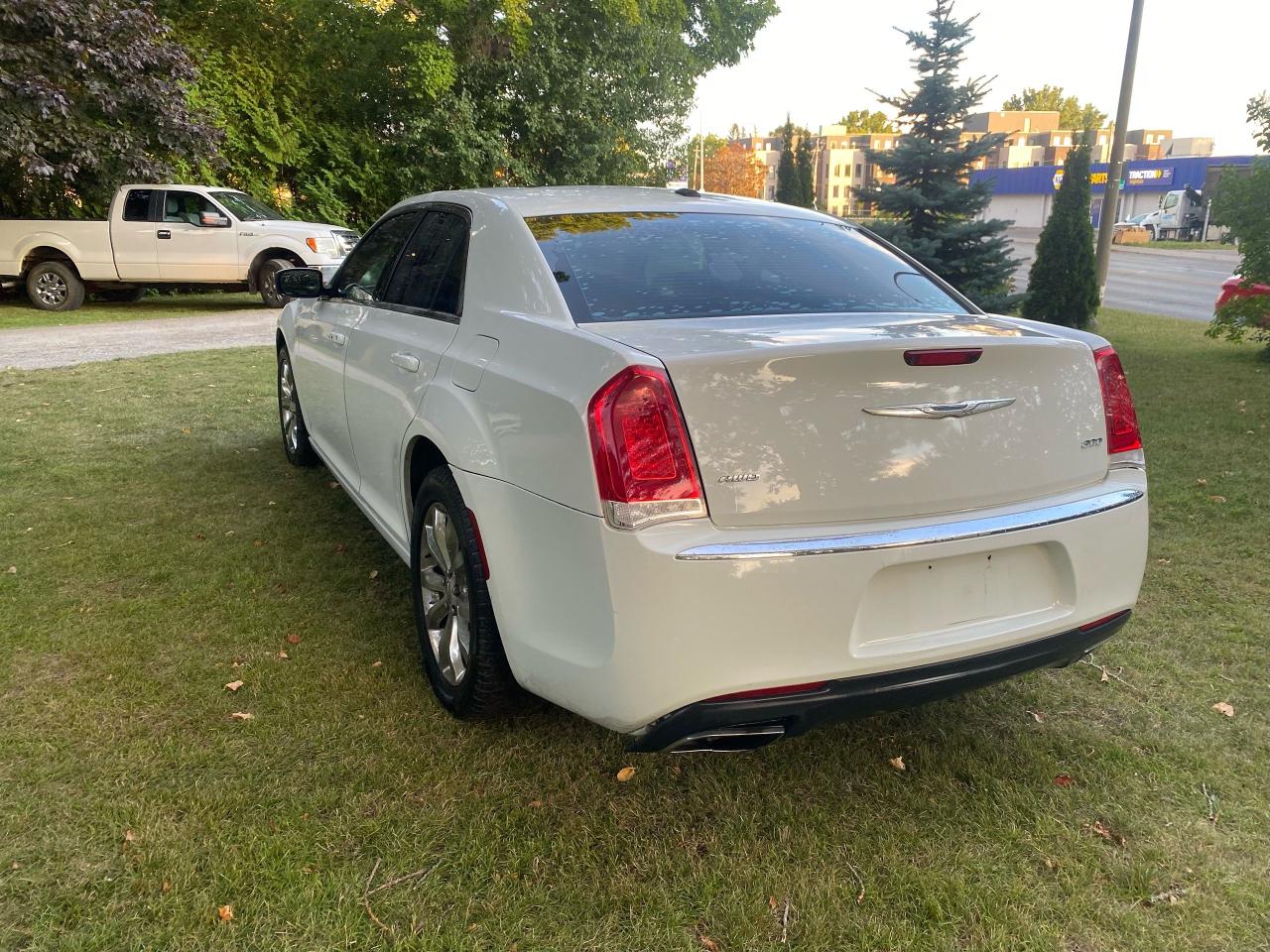 2016 Chrysler 300 Touring  - Photo #5