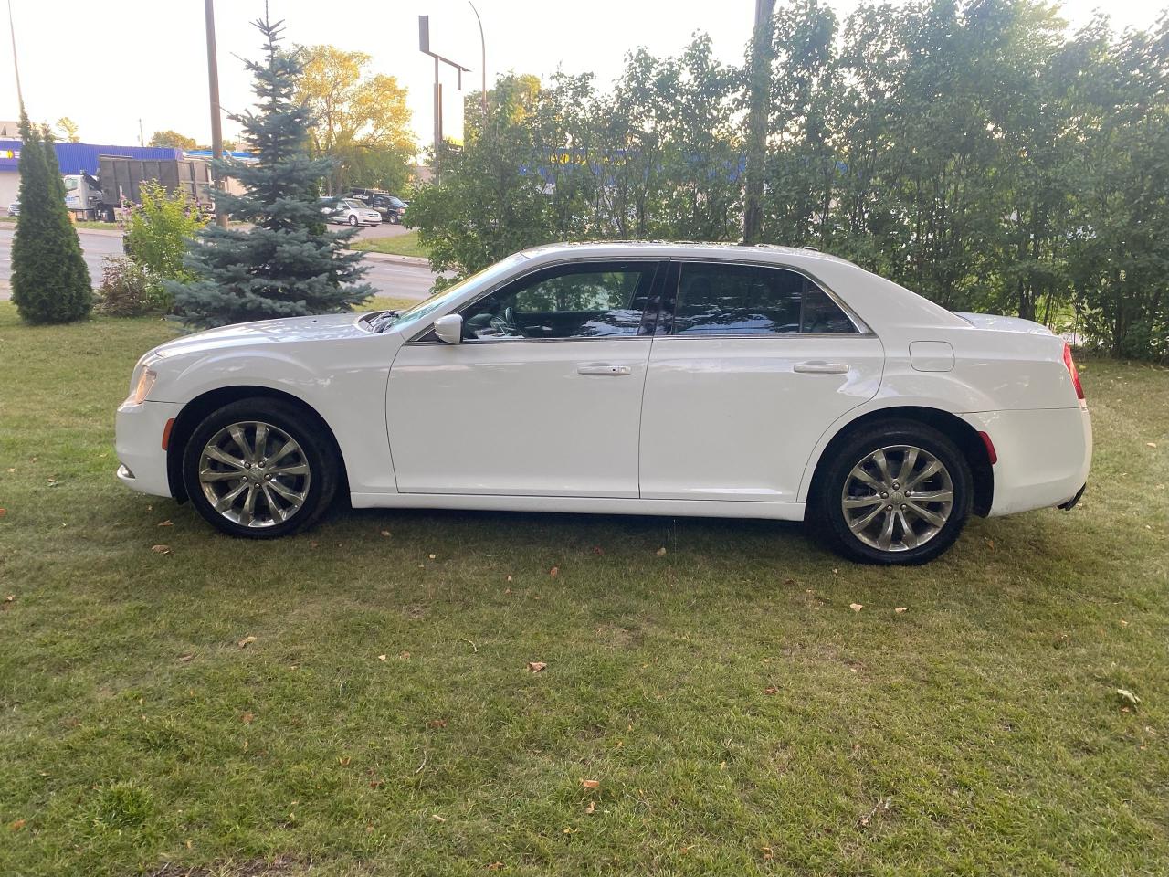 2016 Chrysler 300 Touring  - Photo #4