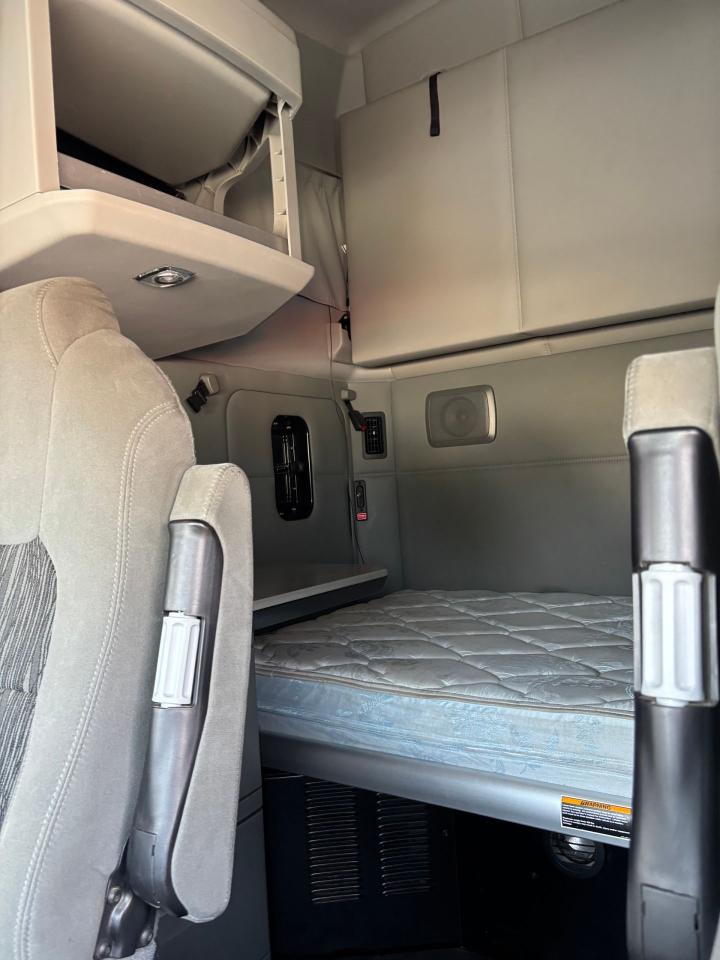 2020 Kenworth T680 Highway Tractor  - Photo #11