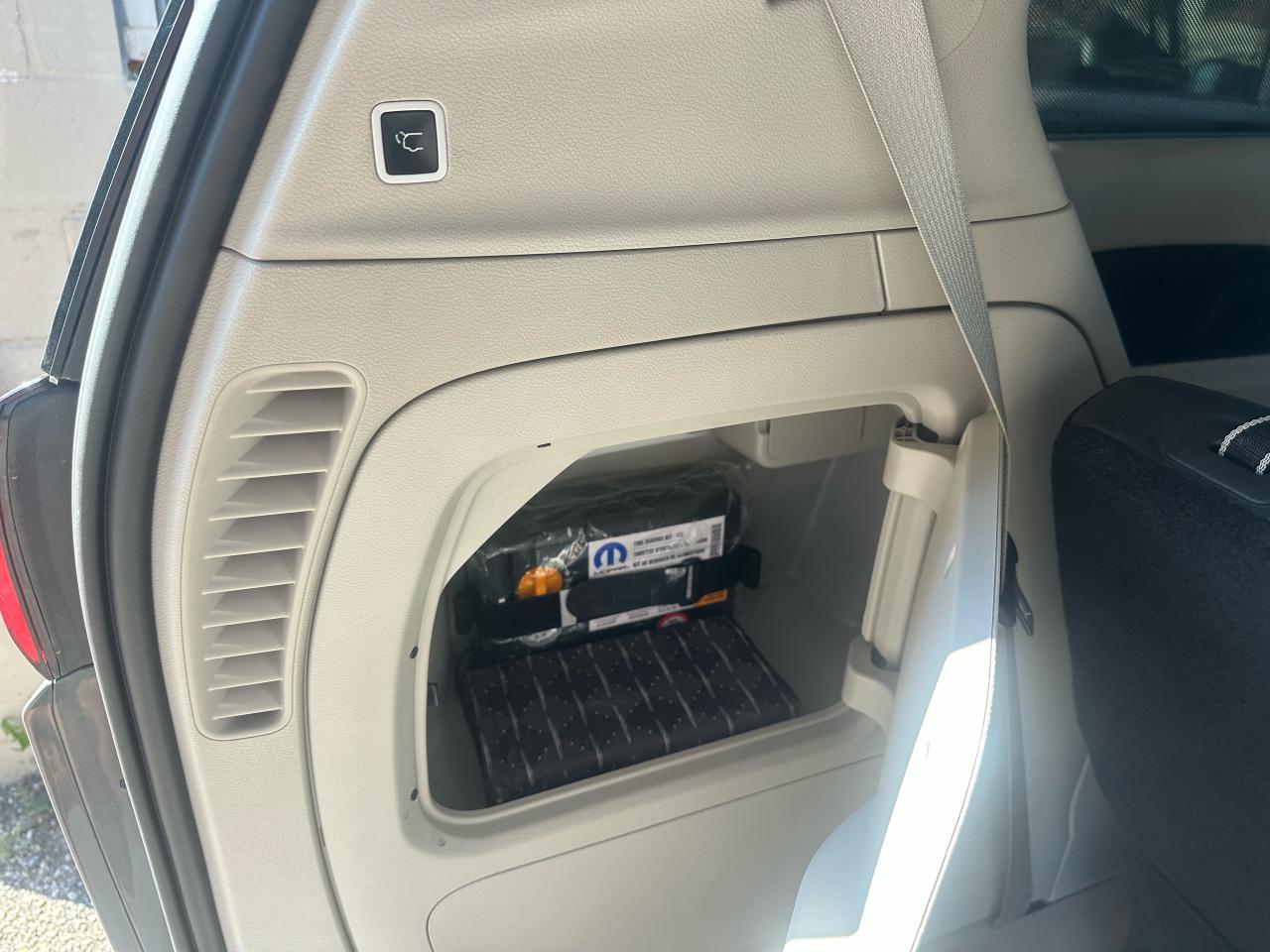 2020 Chrysler Pacifica Hybrid Touring-L - Photo #16
