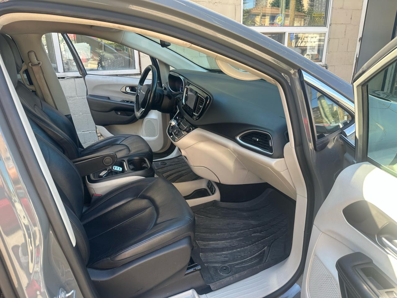 2020 Chrysler Pacifica Hybrid Touring-L - Photo #10