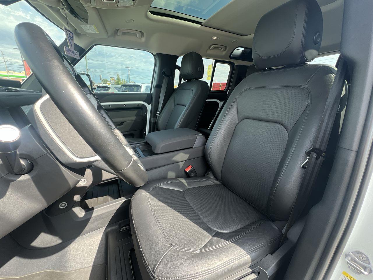 2023 Land Rover Defender AWD, MOONROOF, LEATHER SEATS, MEMORY SEATS, SIRIUS XM, APPLE CARPLAY/ANDROID AUTO, CRUISE CONTROL!! Photo