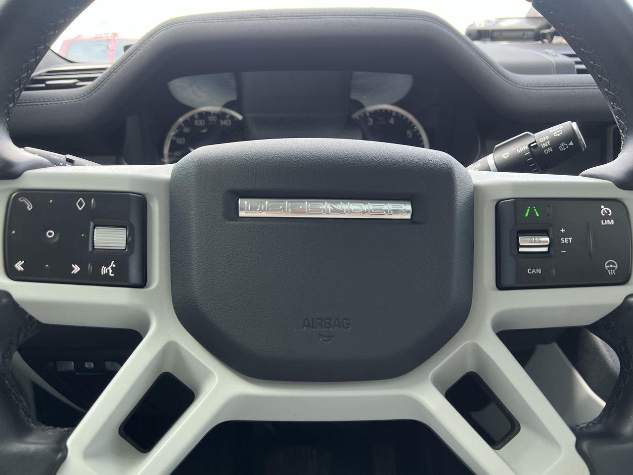 2023 Land Rover Defender AWD, MOONROOF, LEATHER SEATS, MEMORY SEATS, SIRIUS XM, APPLE CARPLAY/ANDROID AUTO, CRUISE CONTROL!! Photo