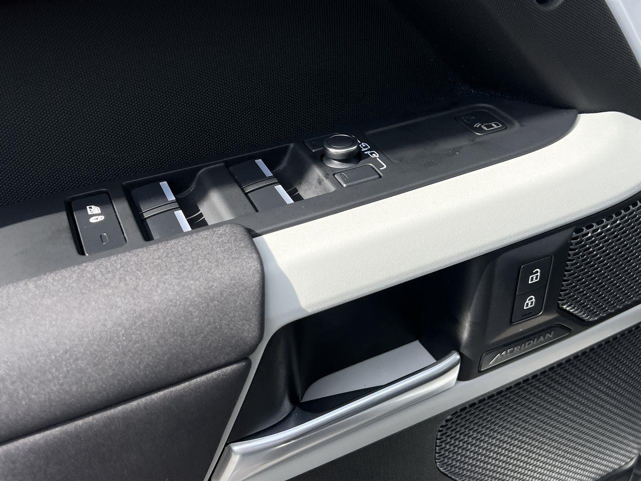 2023 Land Rover Defender AWD, MOONROOF, LEATHER SEATS, MEMORY SEATS, SIRIUS XM, APPLE CARPLAY/ANDROID AUTO, CRUISE CONTROL!! Photo