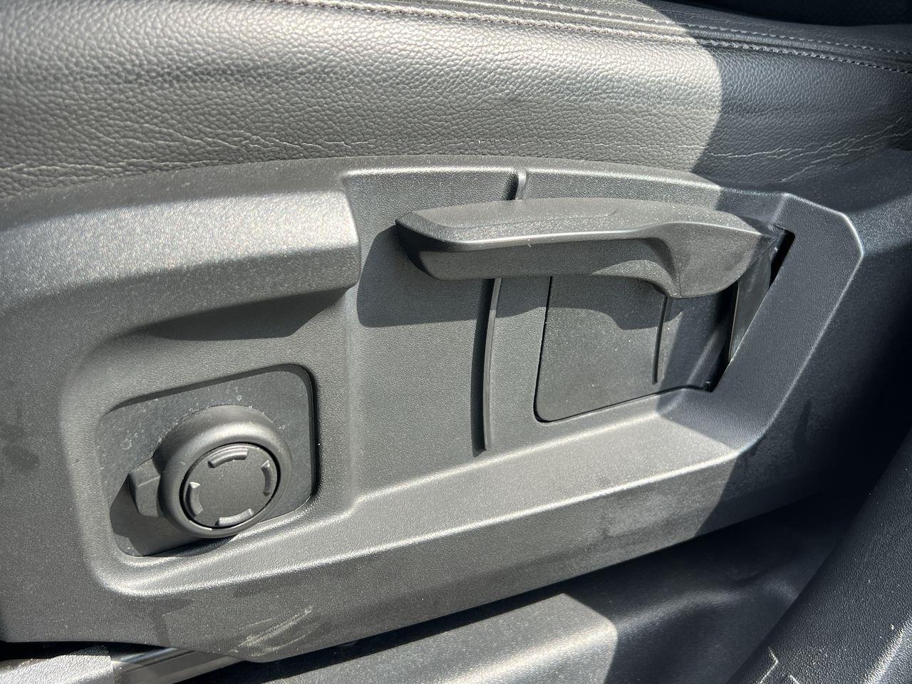 2023 Land Rover Defender AWD, MOONROOF, LEATHER SEATS, MEMORY SEATS, SIRIUS XM, APPLE CARPLAY/ANDROID AUTO, CRUISE CONTROL!! Photo