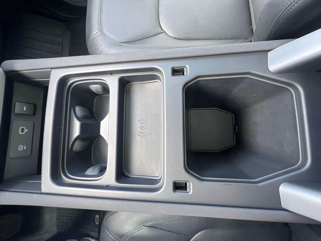 2023 Land Rover Defender AWD, MOONROOF, LEATHER SEATS, MEMORY SEATS, SIRIUS XM, APPLE CARPLAY/ANDROID AUTO, CRUISE CONTROL!! Photo