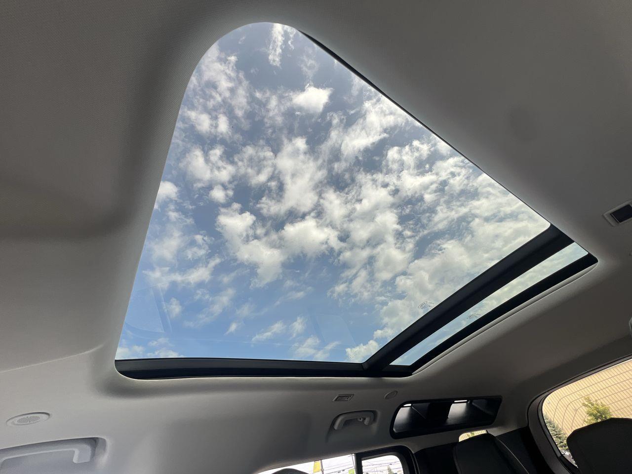 2023 Land Rover Defender AWD, MOONROOF, LEATHER SEATS, MEMORY SEATS, SIRIUS XM, APPLE CARPLAY/ANDROID AUTO, CRUISE CONTROL!! Photo