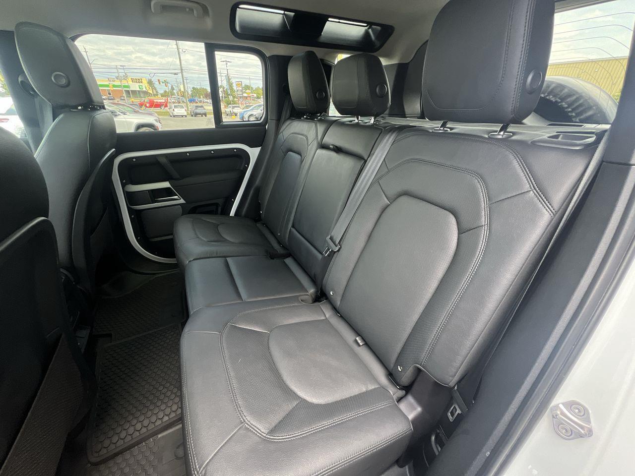 2023 Land Rover Defender AWD, MOONROOF, LEATHER SEATS, MEMORY SEATS, SIRIUS XM, APPLE CARPLAY/ANDROID AUTO, CRUISE CONTROL!! Photo