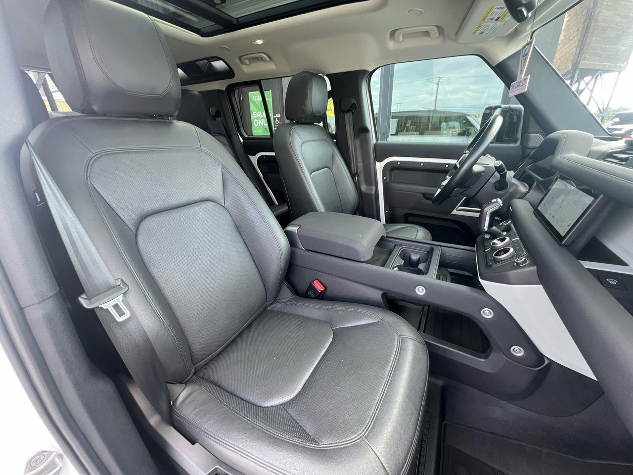 2023 Land Rover Defender AWD, MOONROOF, LEATHER SEATS, MEMORY SEATS, SIRIUS XM, APPLE CARPLAY/ANDROID AUTO, CRUISE CONTROL!! Photo