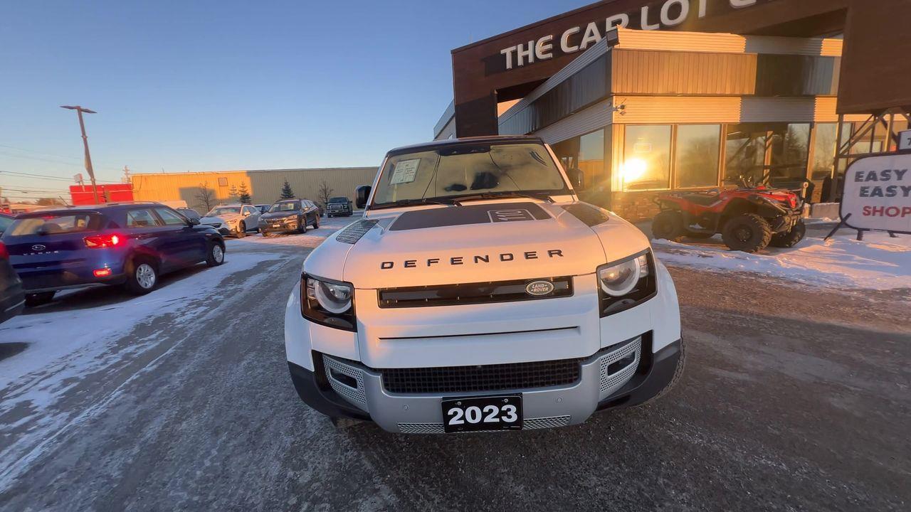 2023 Land Rover Defender AWD, MOONROOF, LEATHER SEATS, MEMORY SEATS, SIRIUS XM, APPLE CARPLAY/ANDROID AUTO, CRUISE CONTROL!! Photo2