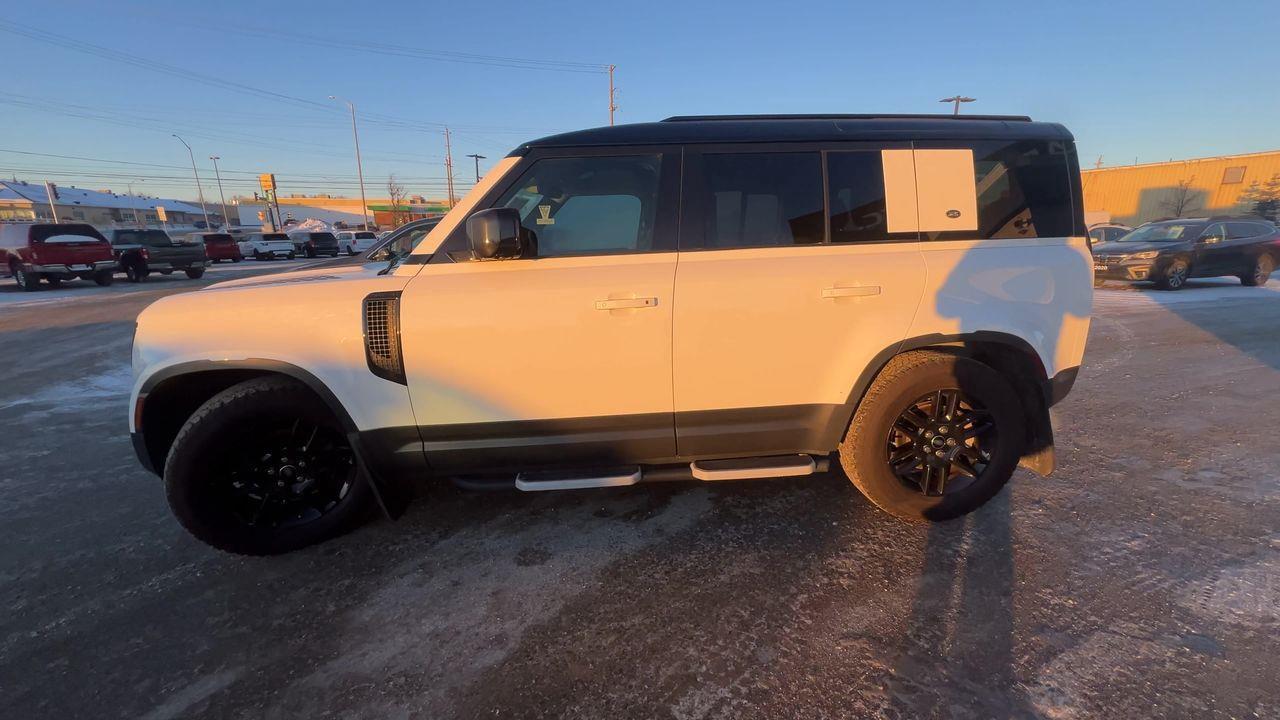 2023 Land Rover Defender AWD, MOONROOF, LEATHER SEATS, MEMORY SEATS, SIRIUS XM, APPLE CARPLAY/ANDROID AUTO, CRUISE CONTROL!! Photo