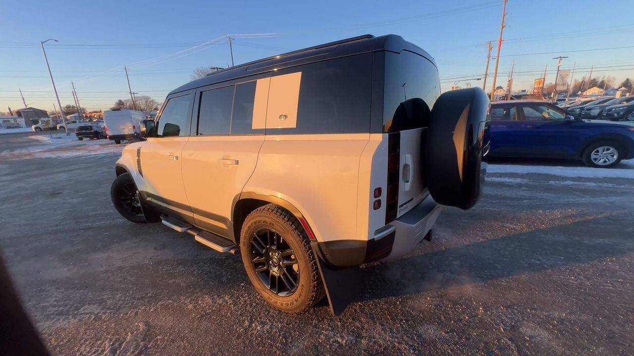 2023 Land Rover Defender AWD, MOONROOF, LEATHER SEATS, MEMORY SEATS, SIRIUS XM, APPLE CARPLAY/ANDROID AUTO, CRUISE CONTROL!! Photo