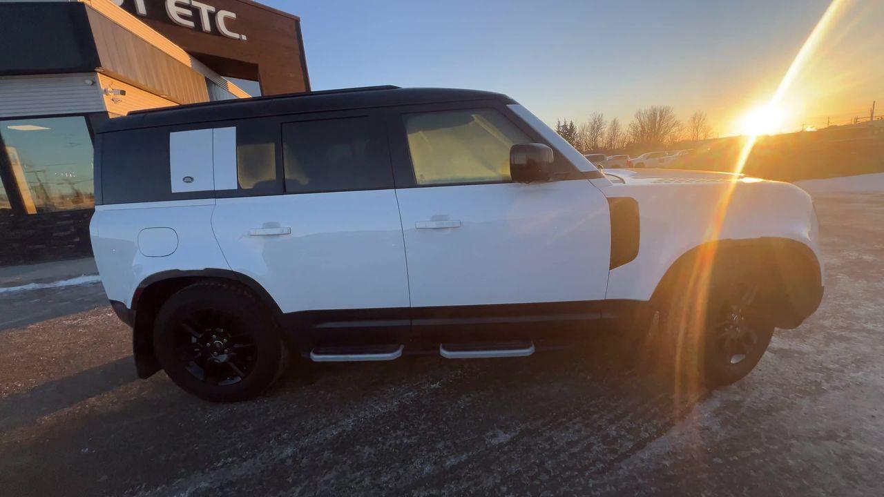 2023 Land Rover Defender AWD, MOONROOF, LEATHER SEATS, MEMORY SEATS, SIRIUS XM, APPLE CARPLAY/ANDROID AUTO, CRUISE CONTROL!! Photo