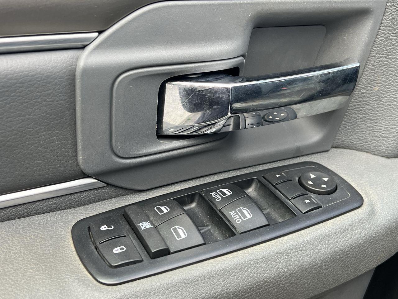 2016 RAM 2500 SLT 4WD, 6 PASSENGER, SIRUIS XM, BACK UP CAM!! Photo