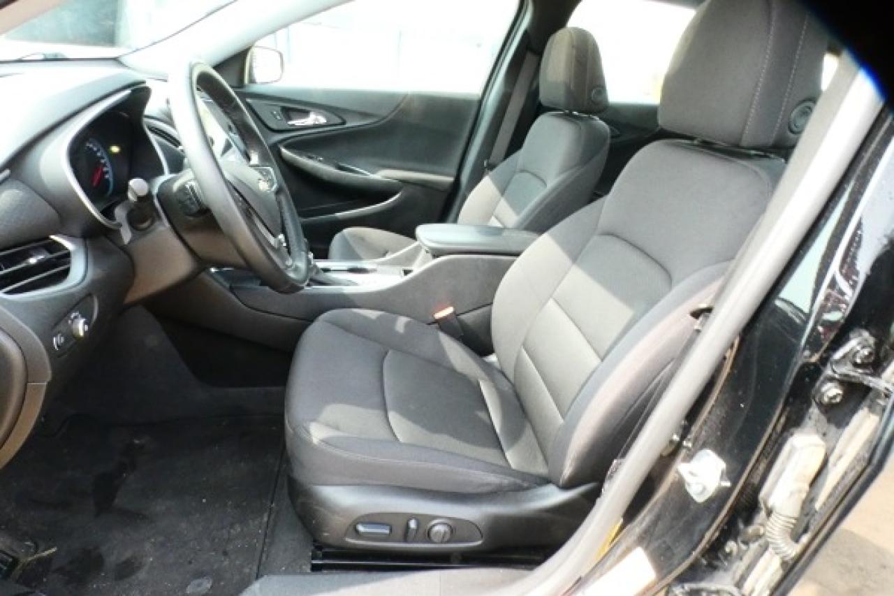 2023 Chevrolet Malibu 1LT w/Htd cloth, pano S/R, BUC - Photo #10