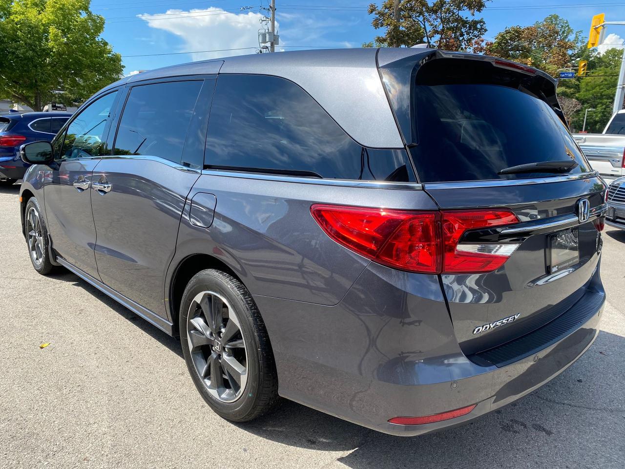 2023 Honda Odyssey Touring - Photo #2