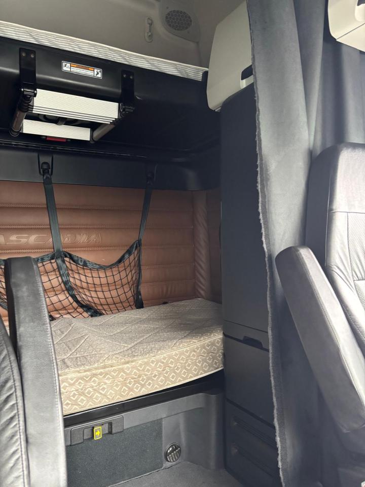 2023 Freightliner CASCADIA  - Photo #10