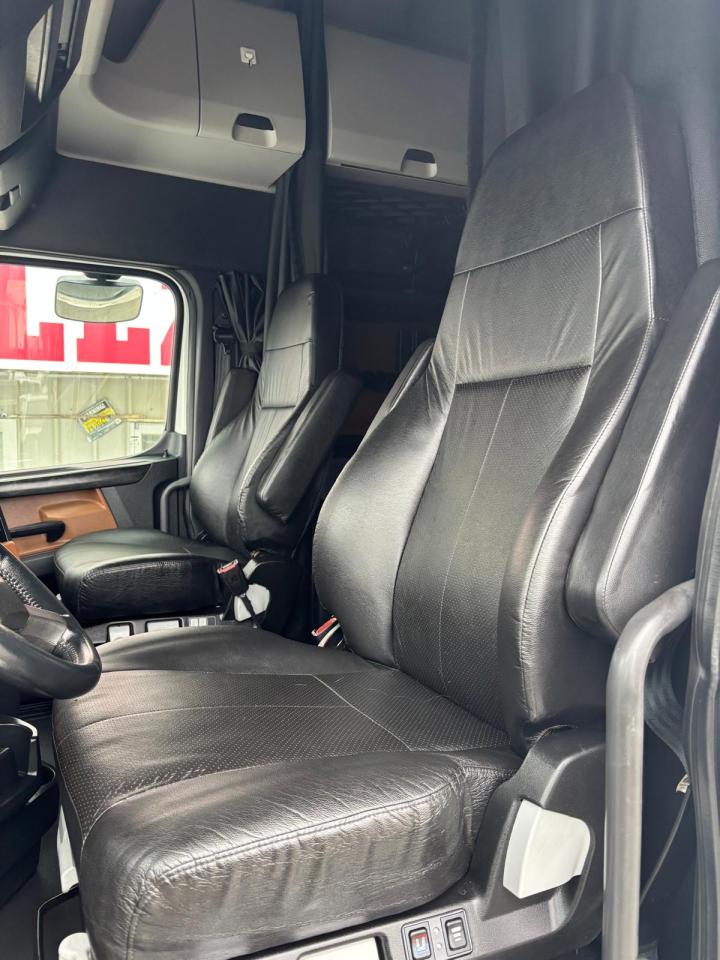 2023 Freightliner CASCADIA  - Photo #9