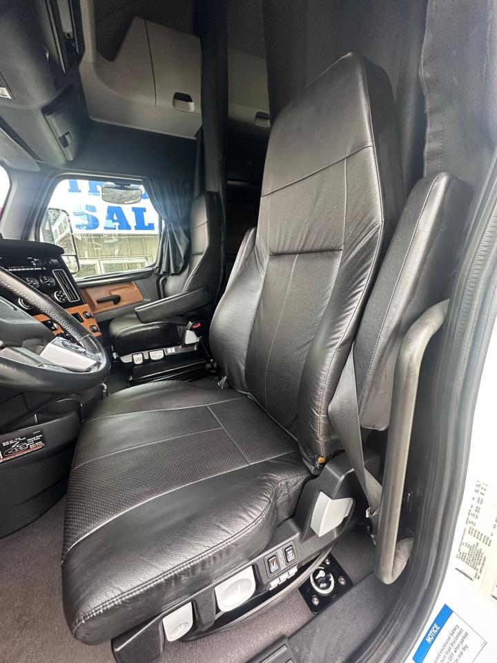 2023 Freightliner CASCADIA  - Photo #7